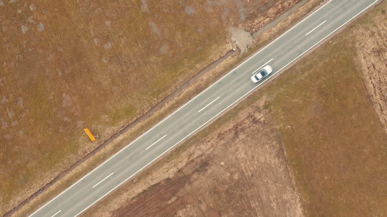 sobre la carretera donde conducen los autos, drone 4k de color