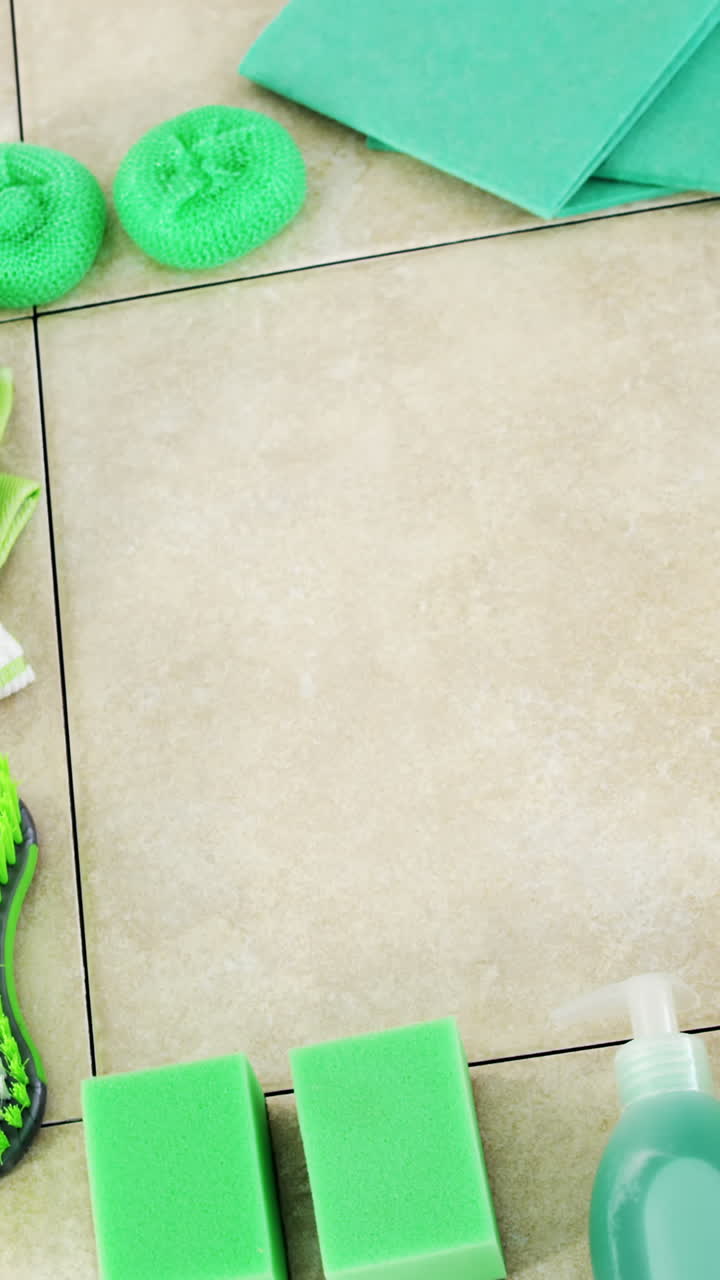 바닥에 청소 용품