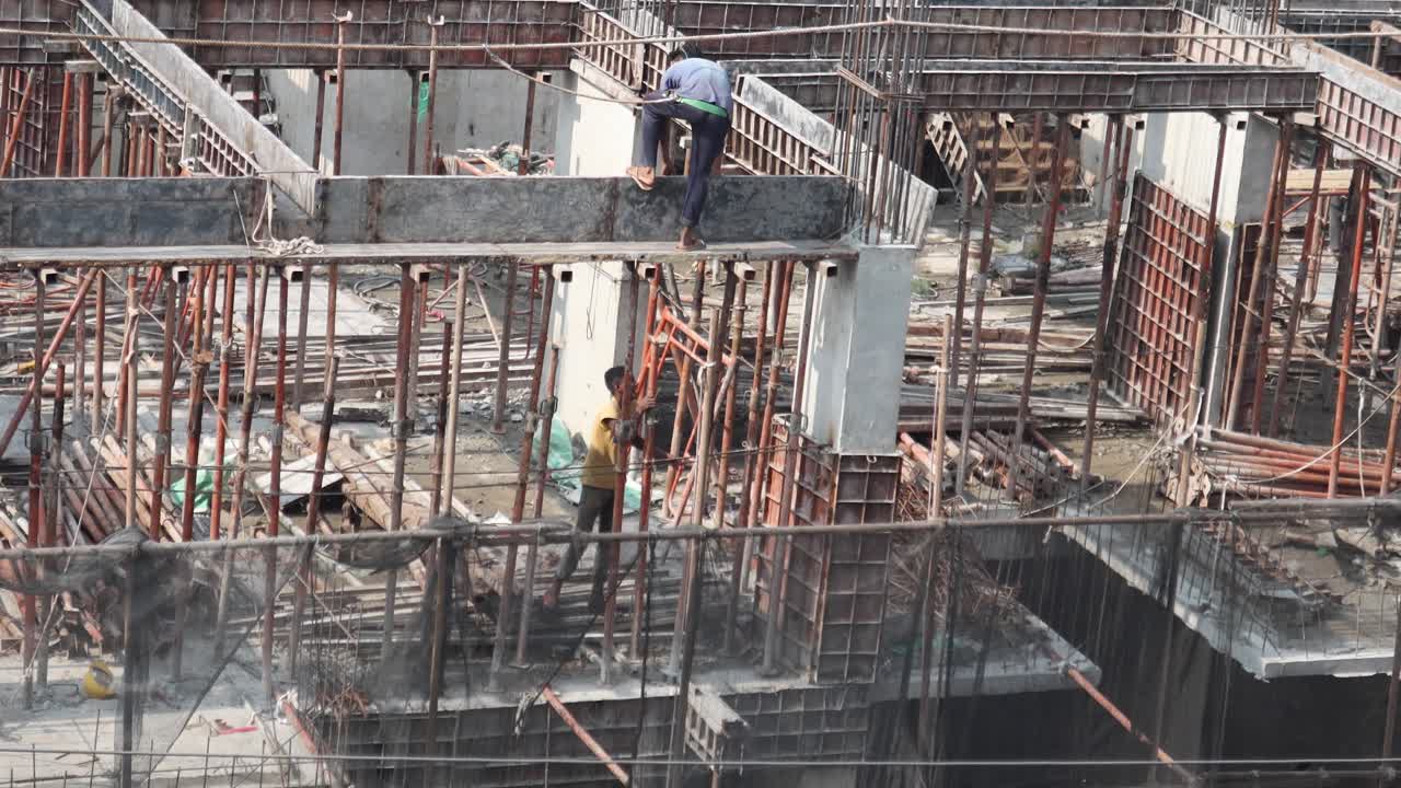 trabajadores de la construcción en un sitio en construcción