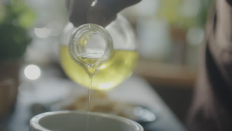 vertiendo aceite en un cuenco