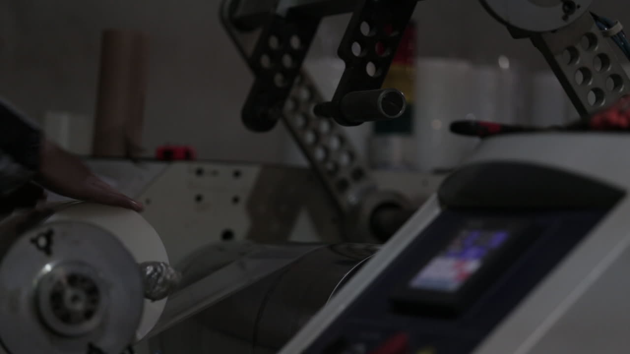 trabajador ensamblando una máquina industrial de plástico