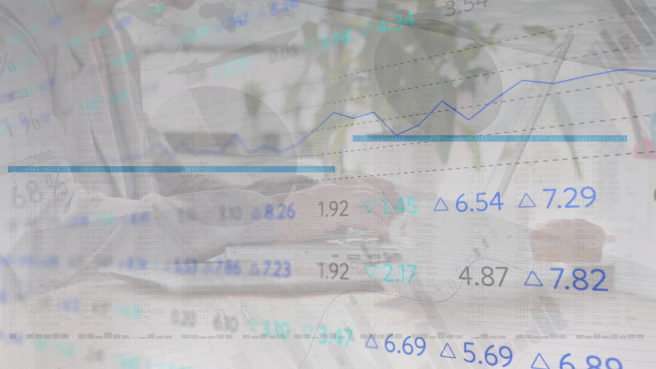 사무실에서 노트북을 사용하는 두 여성의 중간 섹션에서 주식 시장 데이터 처리의 애니메이션