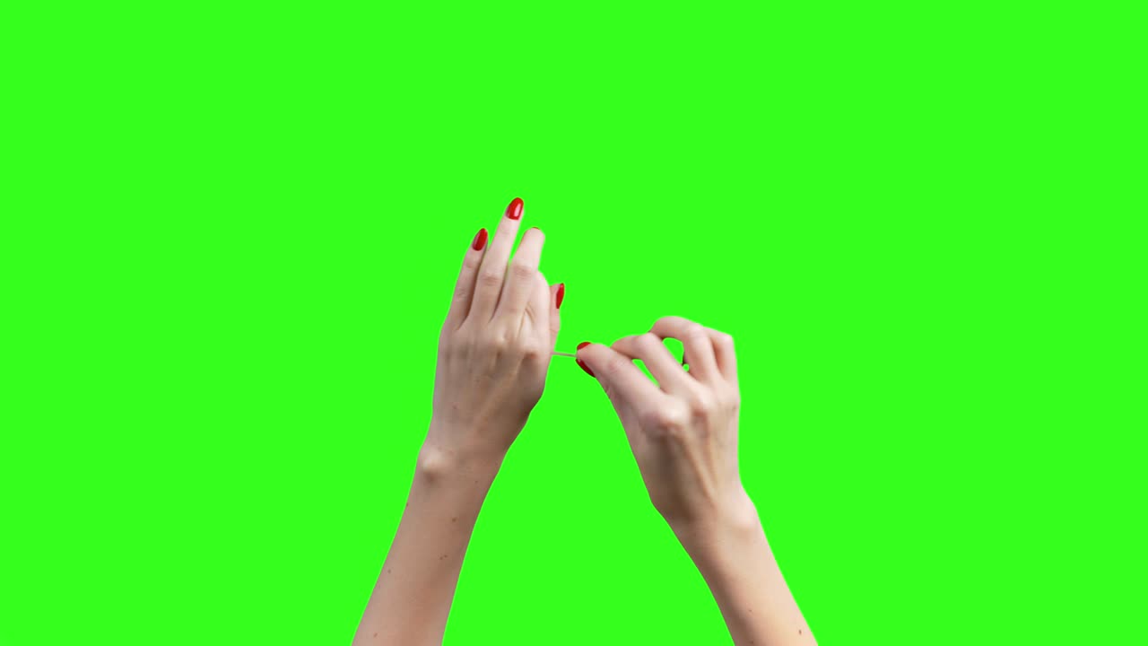 video de manos femeninas con bastoncillos de algodón en fondo verde