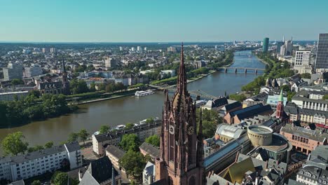 La-Impresionante-Torre-De-La-Iglesia-De-La-Catedral-De-Frankfurt