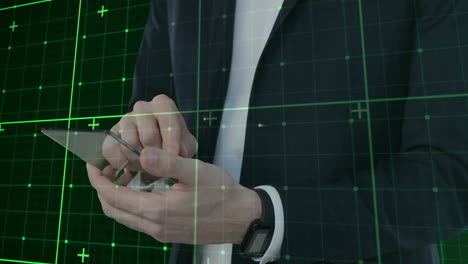 sosteniendo un teléfono inteligente, hombre de negocios con animación de cuadrícula verde sobre las manos