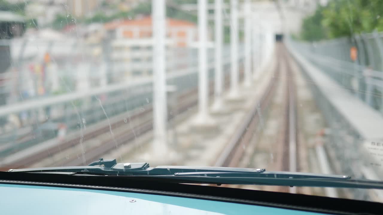 기차 창문 에서 볼 수 있는 모습, 철도 를 내려다보는 모습