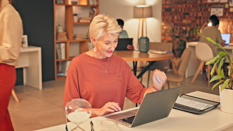 mujer de negocios de alto nivel, portátil