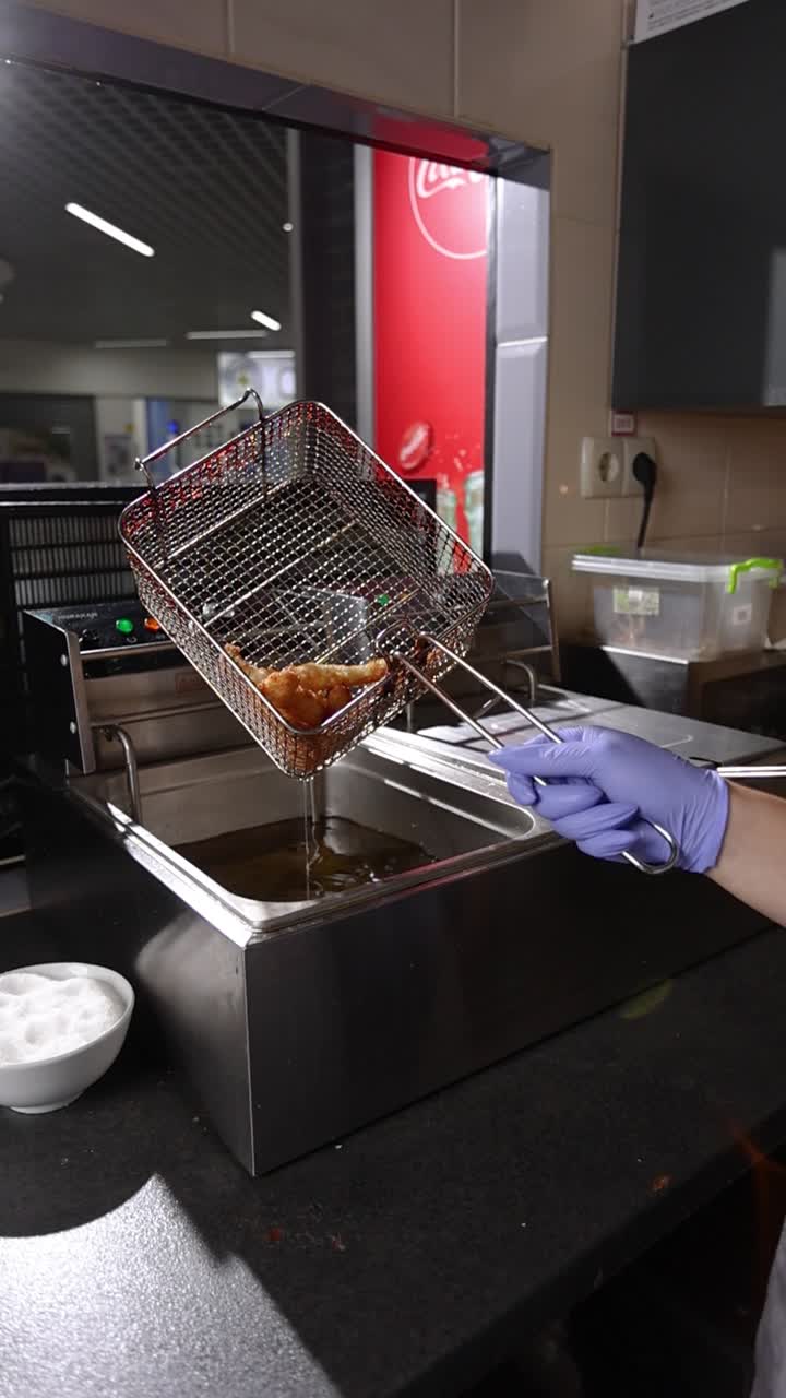 alimentos fritos en una cocina comercial