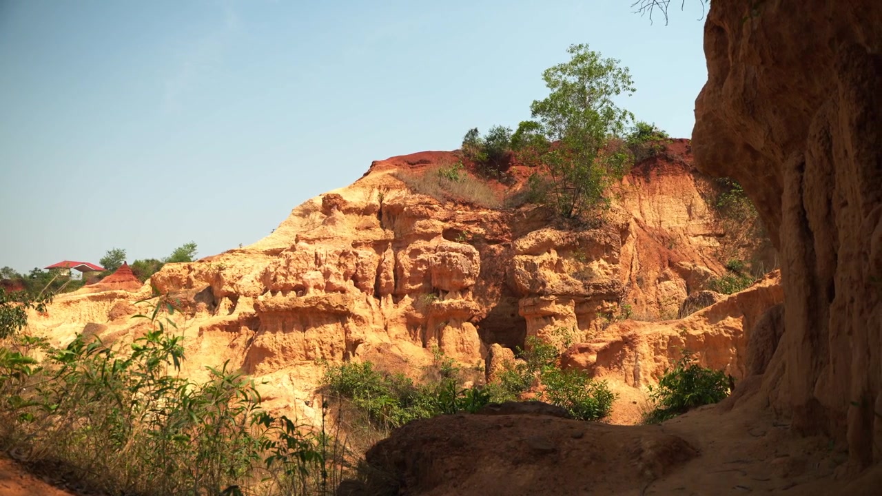 Canyon naturale, profondo e con terreno rosso, situato lungo il fiume Shilabati vicino a Garhbeta nel distretto di Paschim Medinipur, nel Bengala Occidentale. È una popolare meta turistica.