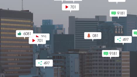 animación de etiquetas de notificación con números cambiantes sobre edificios modernos contra un cielo despejado