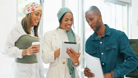 Gente-De-Negocios,-Trabajo-En-Equipo-Y-Reunión-Con-Tableta