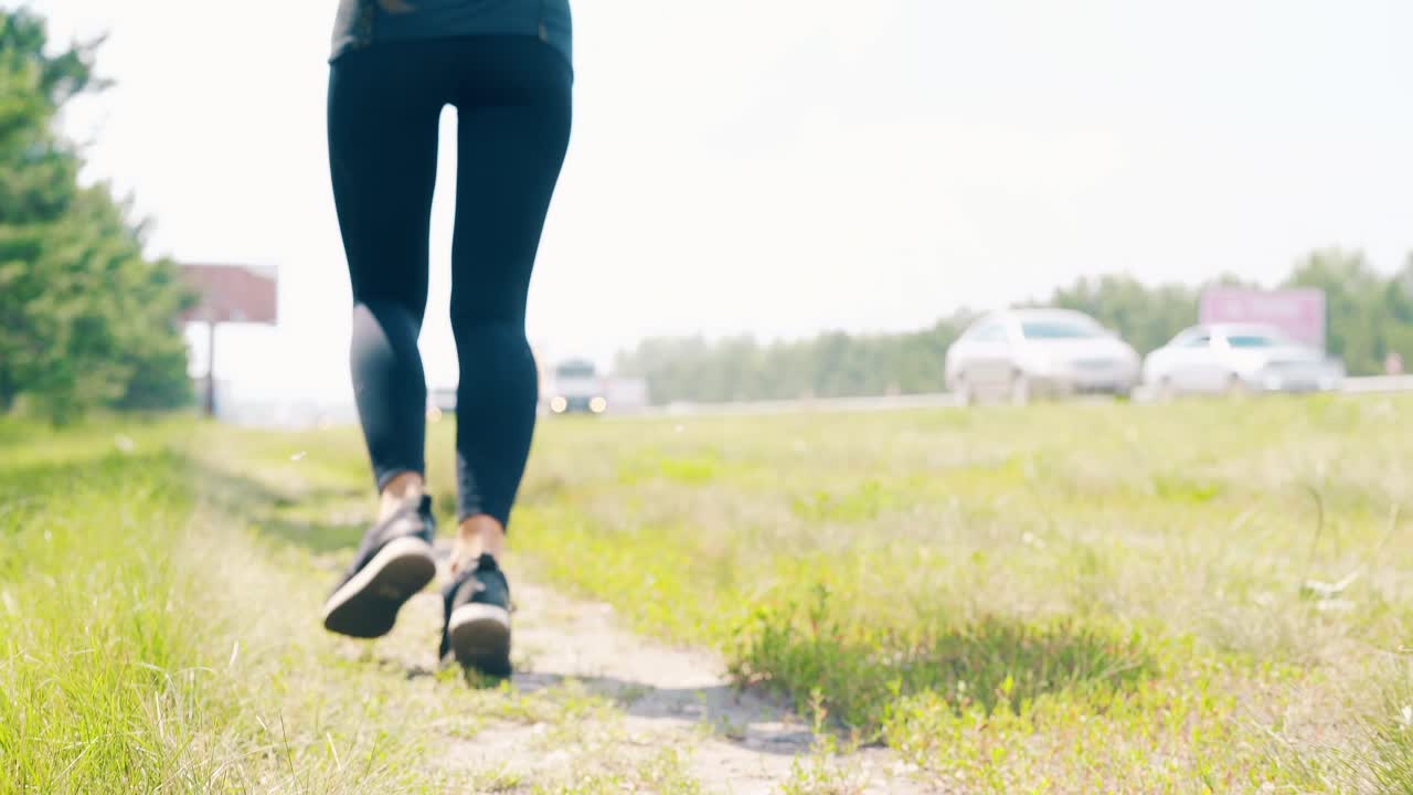 큐 낮은 각도  ⁇  백 뷰 젊은 소녀는 스포츠에 들어갑니다