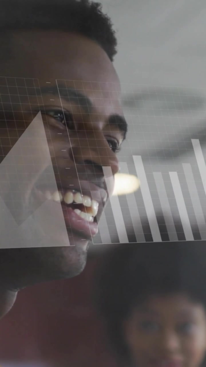 Vertikal video: Mand vender sig mod glas og gennemgår forretningsdata, mens diagrammer udvikler sig til et verdenskort.