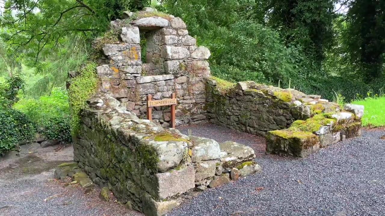 Luoghi epici dell'Irlanda: rovine di una piccola chiesa paleocristiana a St Mullins, Carlow, Irlanda, in una piovosa giornata estiva