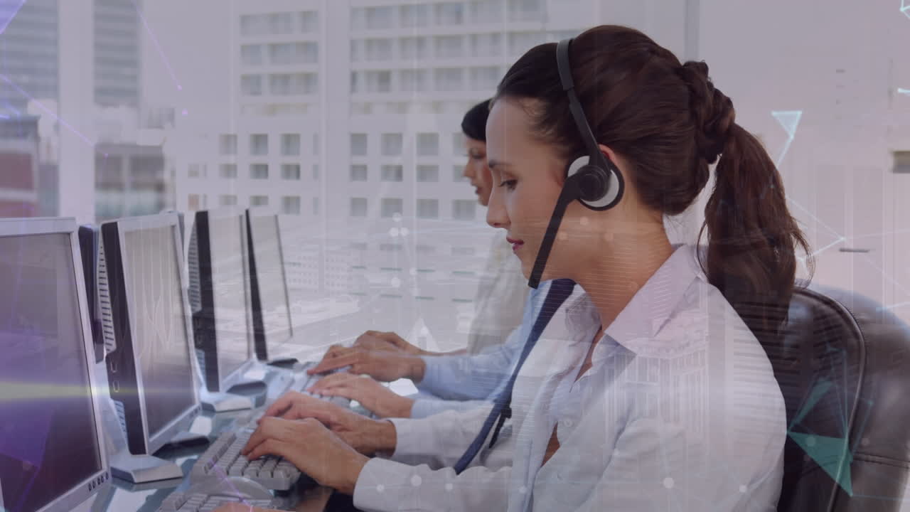 animación del globo y conexiones a través de diversas personas de negocios que usan auriculares telefónicos