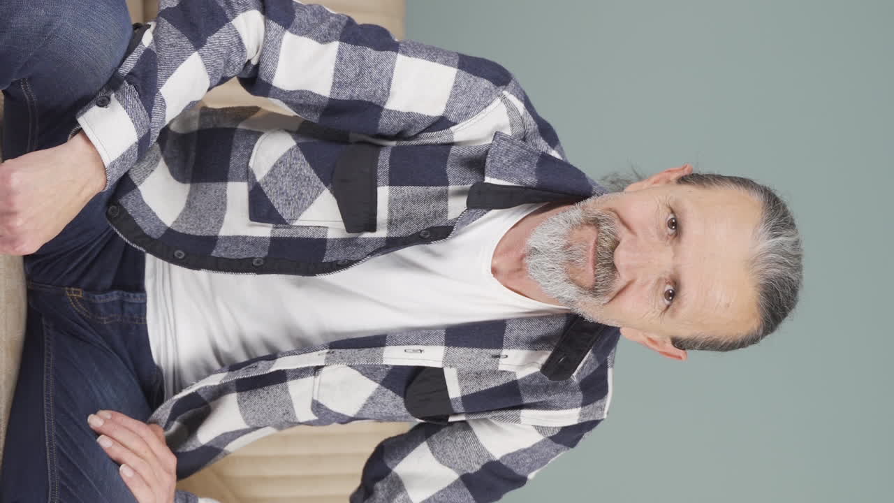 카메라를 바라보는 노인의 수직 영상은 당신이 놀라운 사람이라고 말합니다.