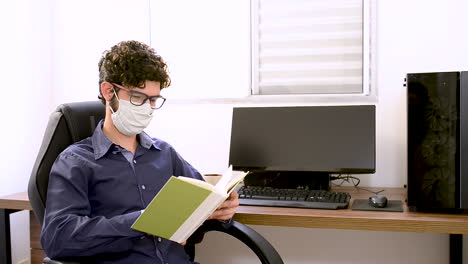 Gesichtsmaske-Zum-Lesen-Grüner-Bücher-Im-Büro