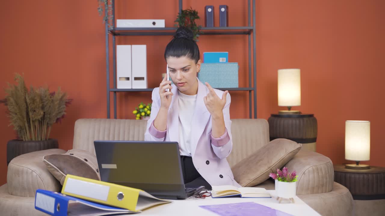 trabajadora de oficina en el hogar mujer joven habla por teléfono en mujer joven calificaciones generales.