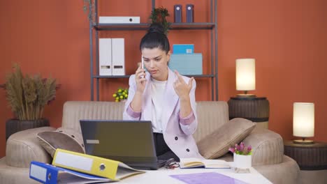 trabajadora de oficina en el hogar mujer joven habla por teléfono en mujer joven calificaciones generales.