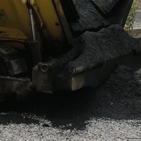 pavimentador de orugas en el asfalto
