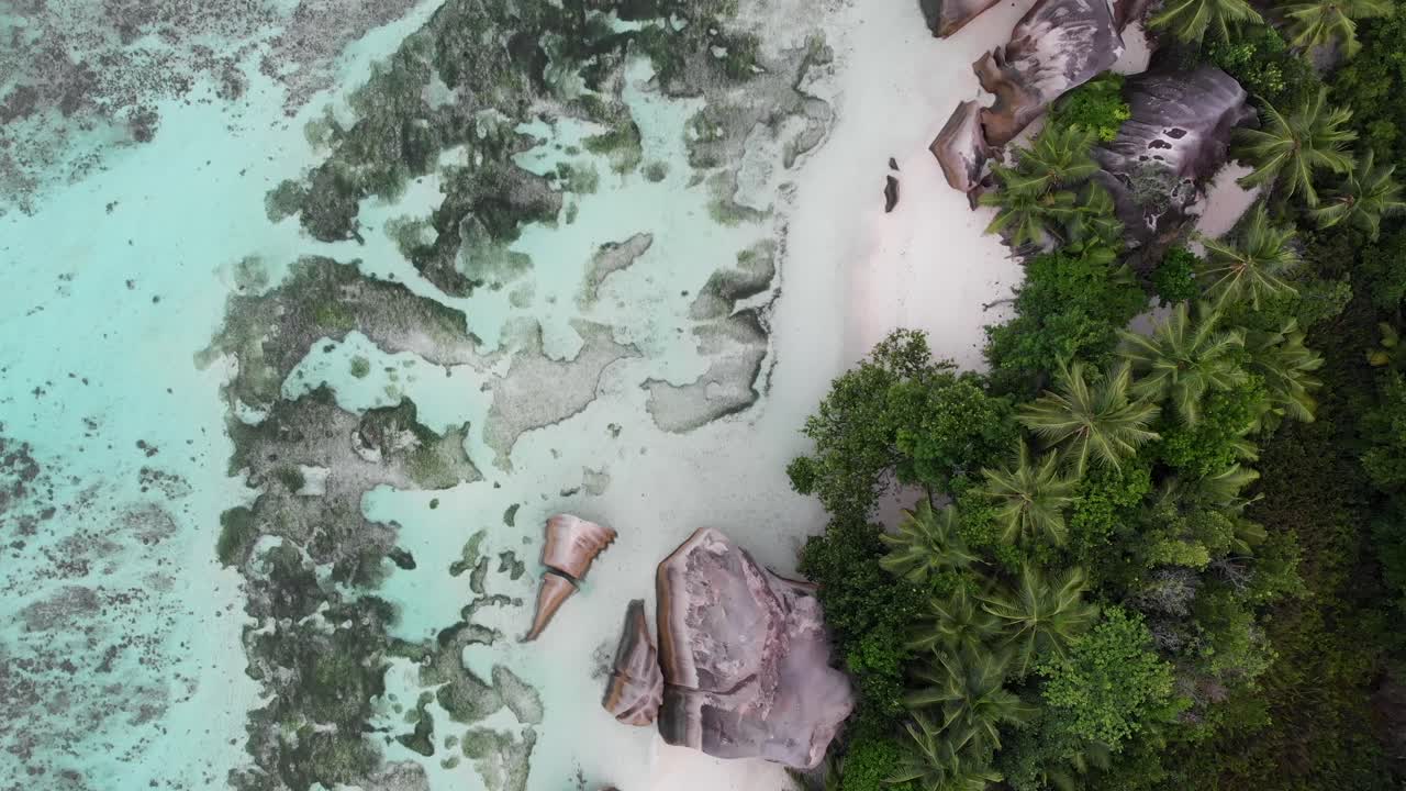 Veduta aerea di Anse Source d’Argent, La Digue, Seychelles, ripresa all'alba con la spiaggia deserta.