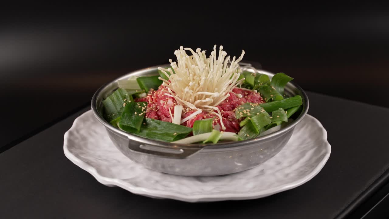 A savory beef stew with aromatic vegetables and a sweet, rich broth. 향긋한 채소와 부드러운 소고기가 어우러진 감칠맛 나는 국물 요리.