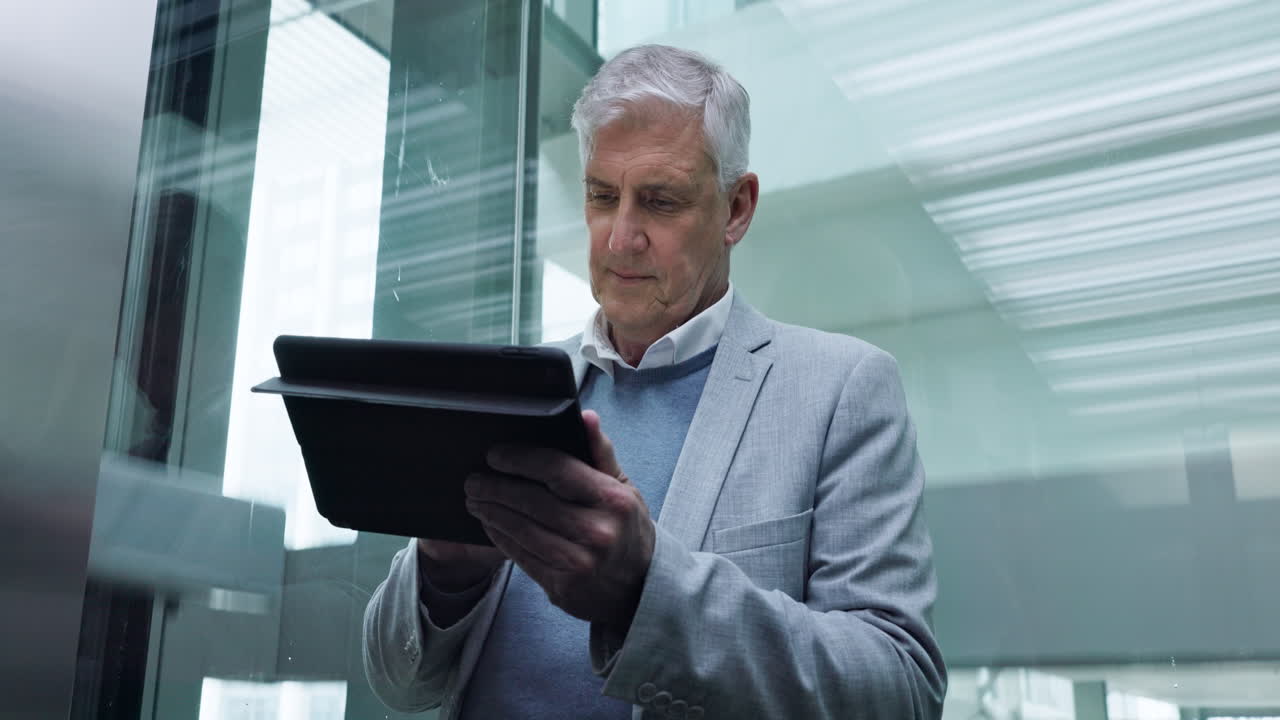 Mand, tablet og leder i elevator på kontoret