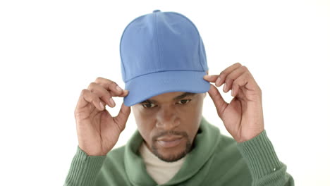 hombre afroamericano con gorra de pico azul con espacio de copia en fondo blanco