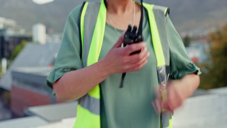 mujer, contratista y técnico hablando