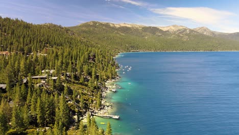 drone volando sobre el terreno circundante para revelar la impresionante costa a lo largo del norte del lago tahoe