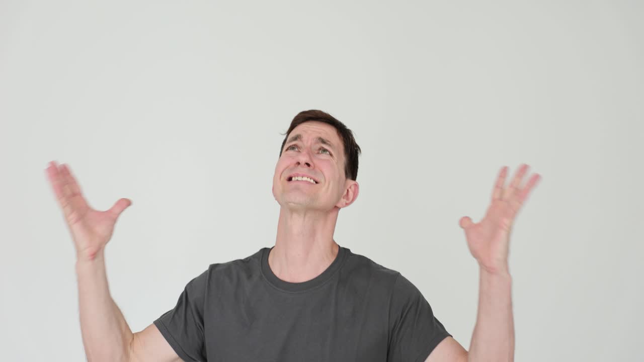 손을 들고 있는 남자