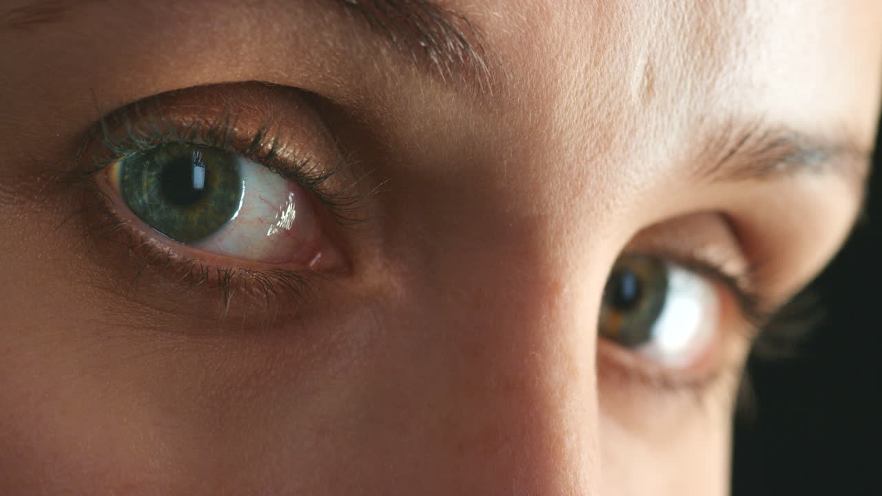 visión, mirando y ojos de una mujer mirando