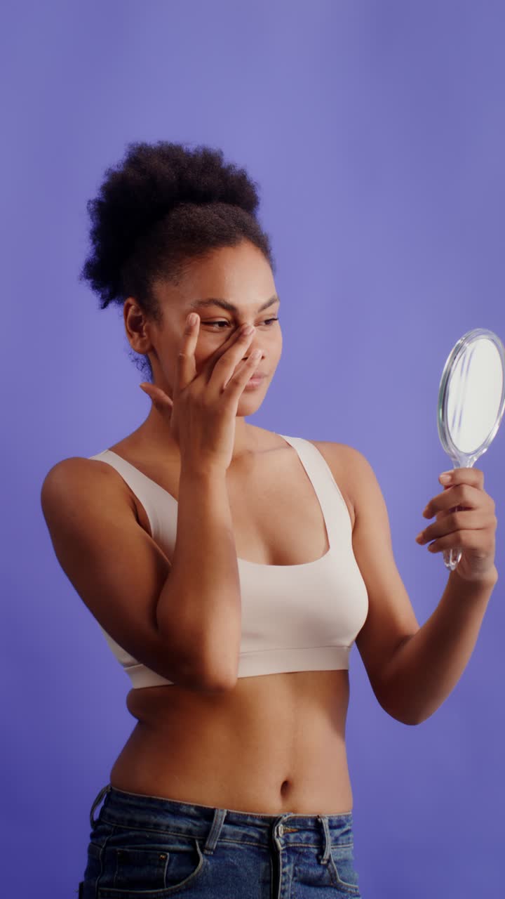 mujer mirándose en el espejo