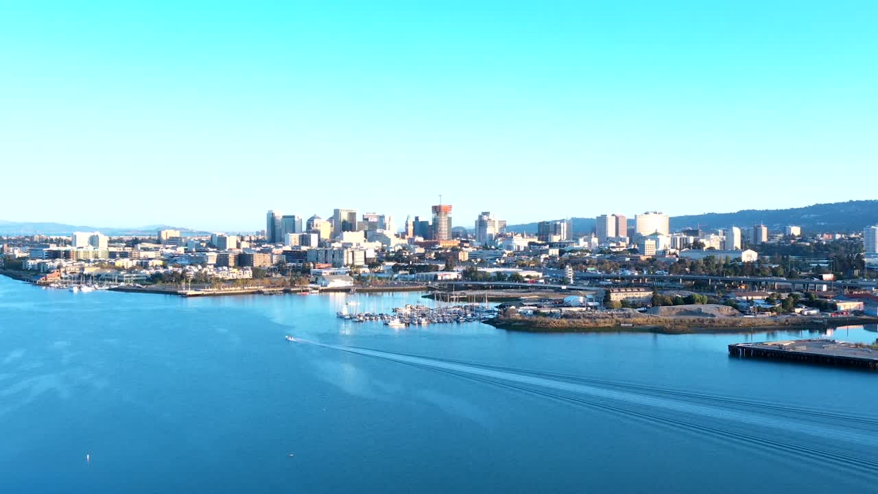 배와 높은 건물이 있는 산업용 만의 고해상도로 하이퍼랩스