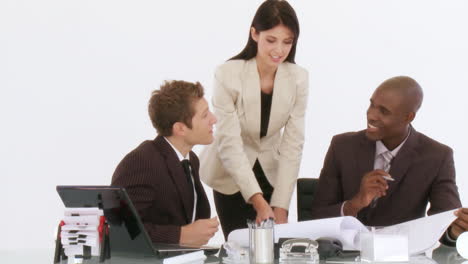 equipo de negocios hablando de un proyecto de negocio