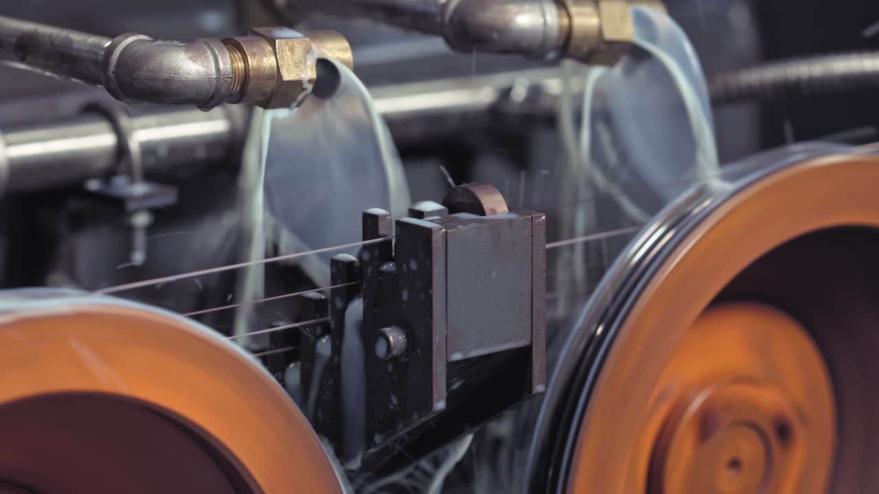 전기 케이블을 생산하는 공장에서 구리 와이어를 그리는 과정.