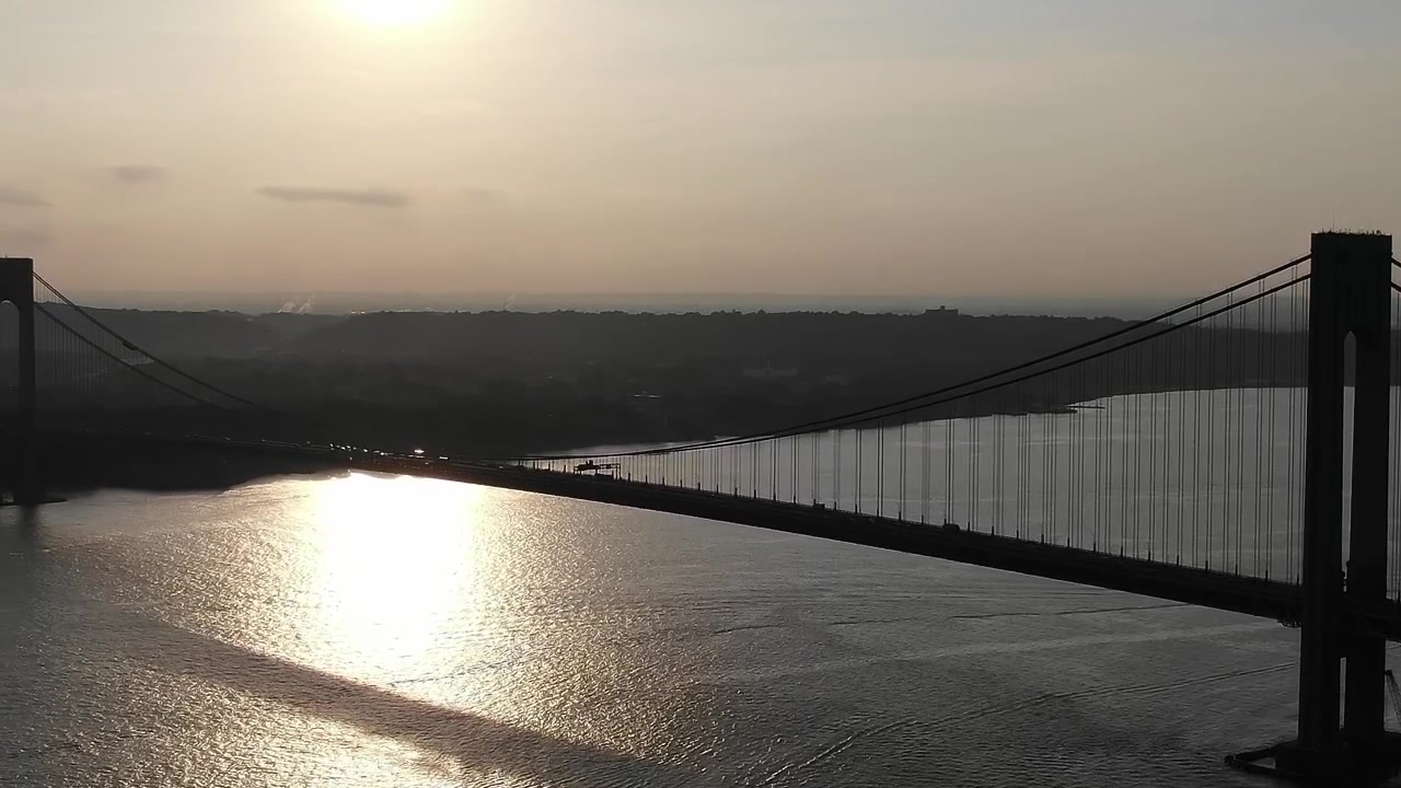 Vista al tramonto di un ponte sull'acqua a New York.