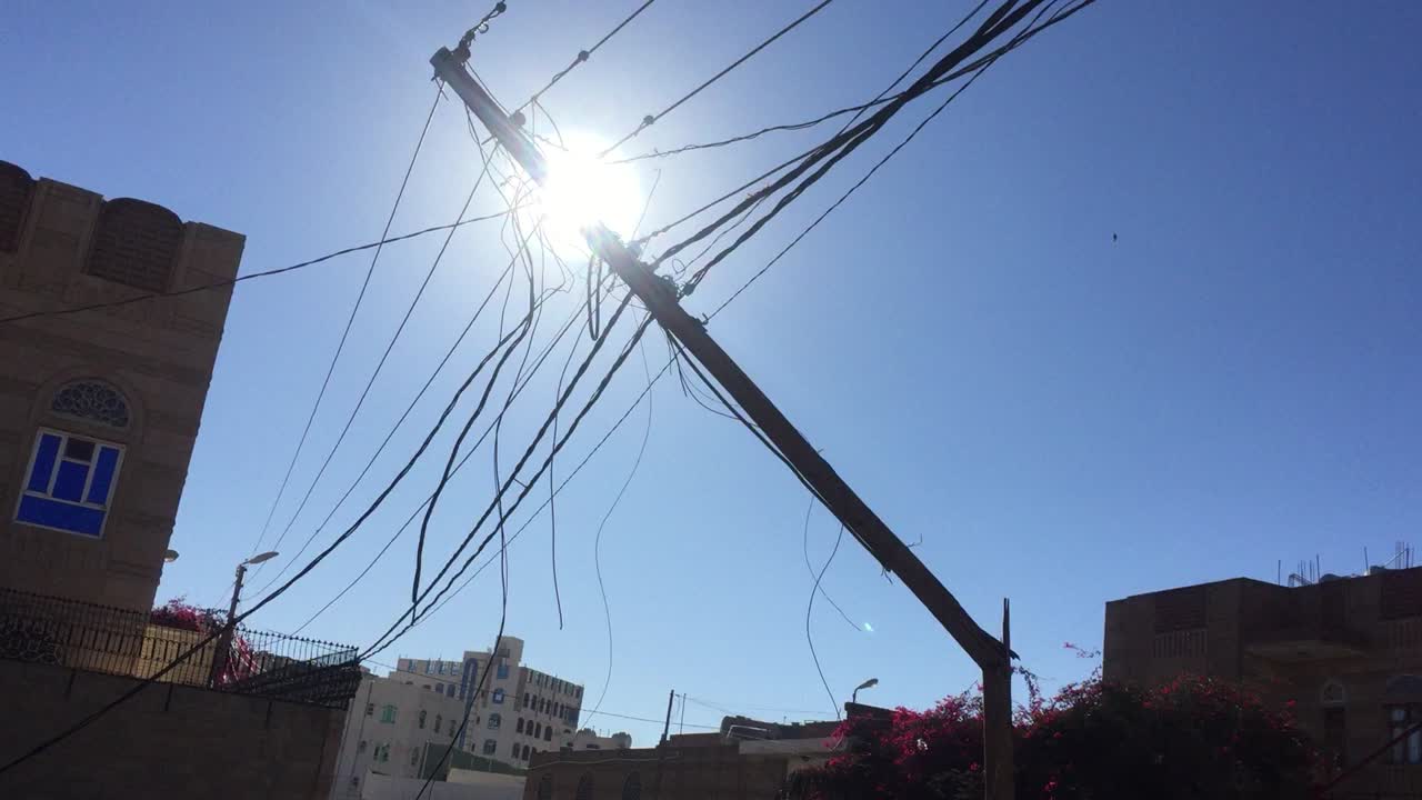 깨진 전기 기둥은 예멘 또는 백그라운드에서 태양 광선이 있는 다른 곳의 파괴 및 전쟁 중에 대한 상징적인 비디오에 사용될 수 있습니다.