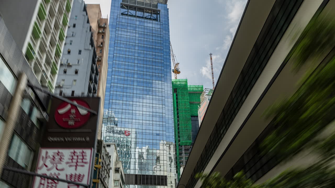 Tomada em Primeira Pessoa de Edifícios Altos da Cidade e Arranha-céus Modernos