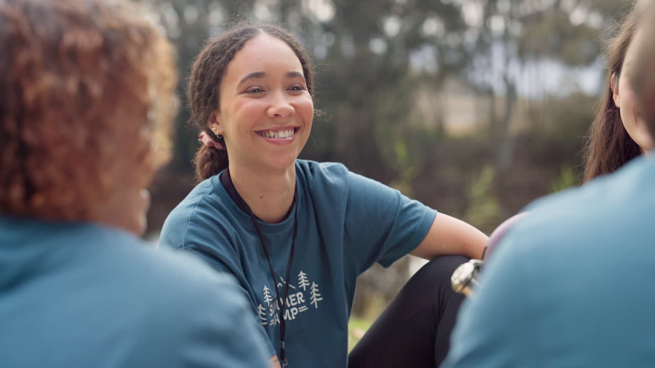 voluntario, sonrisa y un grupo de consejeros de campamento