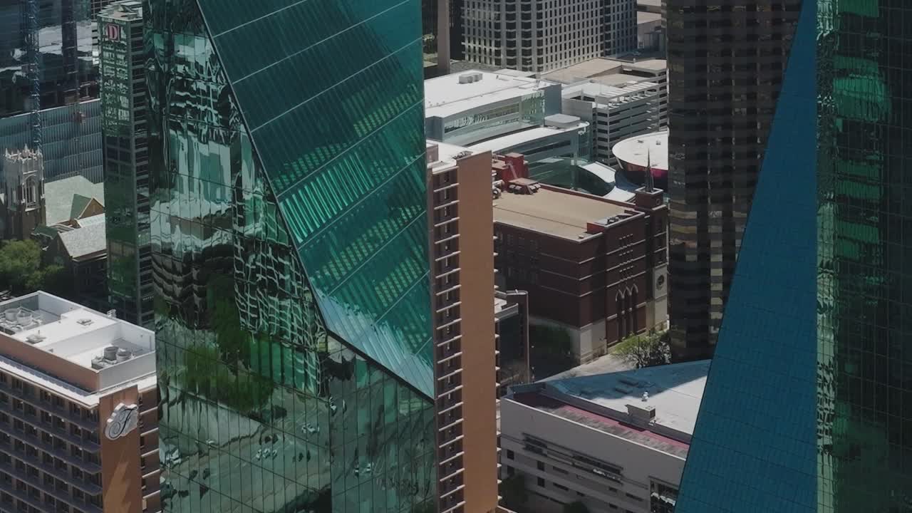 Vista do centro de Dallas, Texas, do alto, mostrando edifícios e ruas
