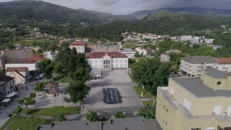 Toma-Aérea-De-Vieira-Do-Minho,-Centro-De-La-Ciudad,-Pequeña-Ciudad-Portuguesa-En-Braga,-Al-Norte-De-Portugal