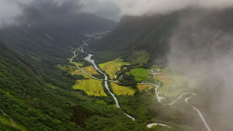 imágenes aéreas de la hermosa naturaleza de noruega sobre las nubes.