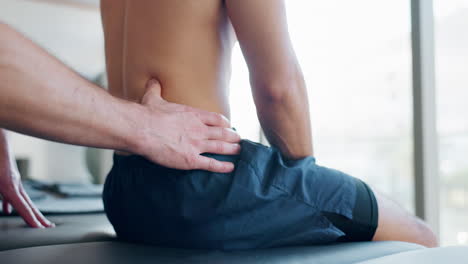 quiropráctico, manos y paciente con dolor de espalda