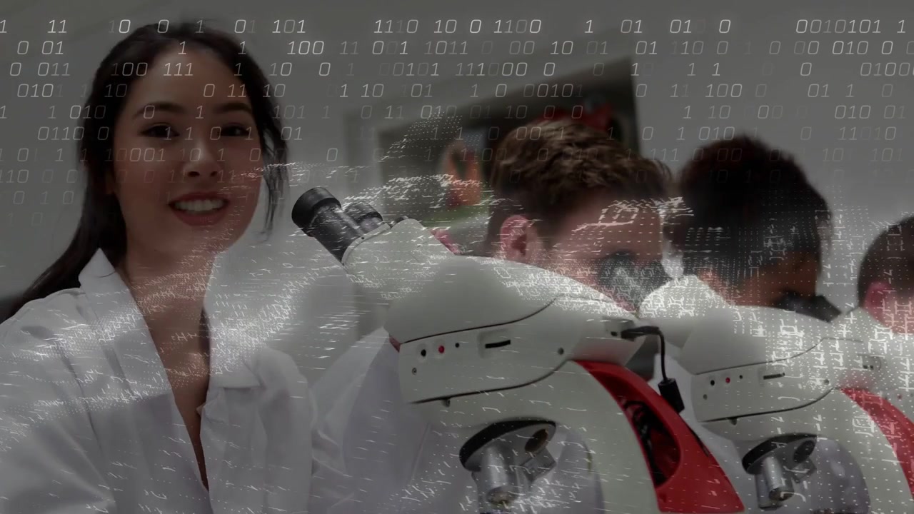 Video verticale: Donna a sinistra che osserva in un microscopio, visualizzando un vetrino con uno strato di campioni di laboratorio che si muove attraverso gli strumenti.
