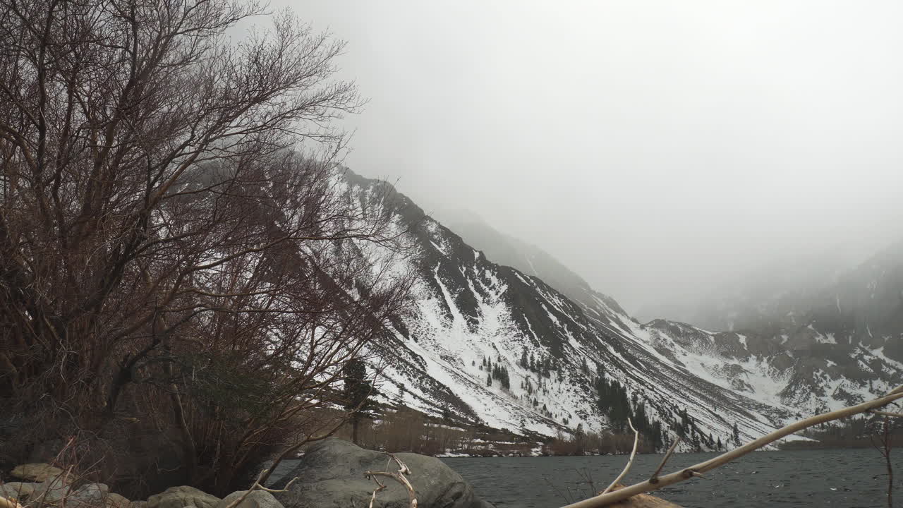 죄수 호수 모노 카운티, 캘리포니아, 미국, 시에라 네바다 산맥의 경치 좋은 겨울 눈 덮힌 풍경