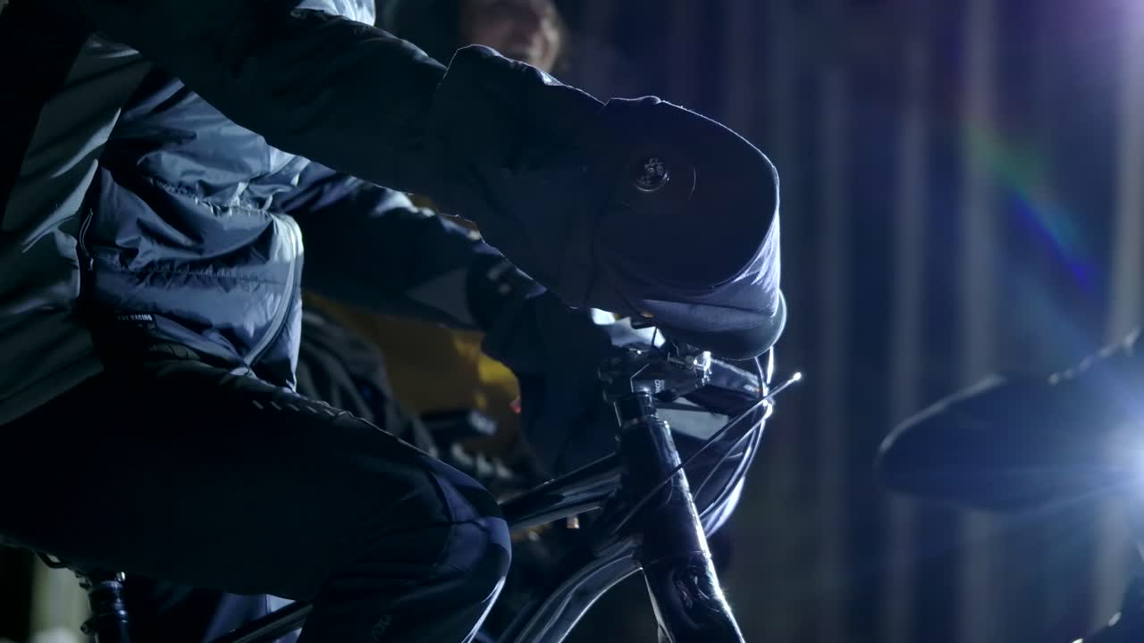 밤에 겨울을 타기 위해 특별한 벙어리장갑을 끼고 있는 팻바이크 라이더