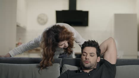 hombre mirando hacia atrás en la sala de estar a la mujer. pareja feliz sonriendo en la sala de estar.