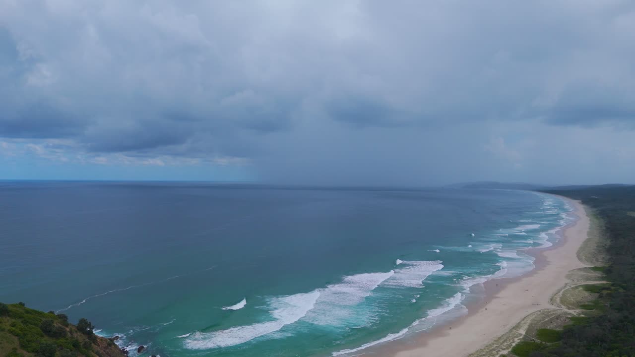 폭풍이 다가오는 구름 은 해변 장면