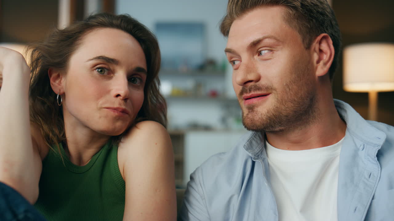 pov cónyuges despreocupados hablando juntos en el interior. pareja relajada discutiendo película
